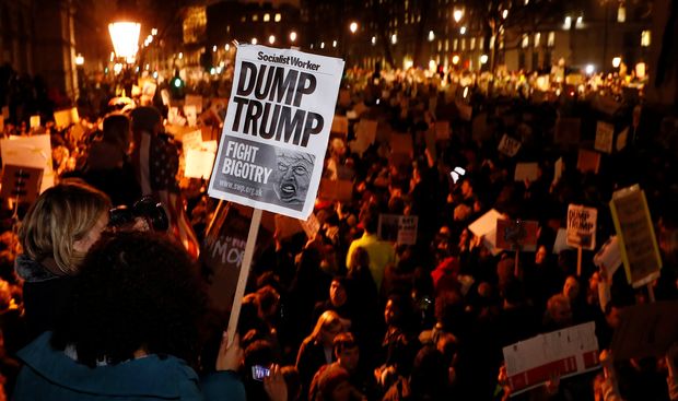 Manifestantes protestam em Londres contra o veto a imigrantes imposto pelo presidente dos EUA