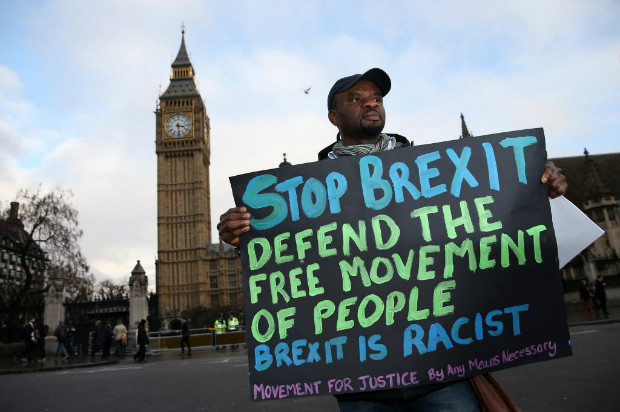 Manifestante carrega cartaz contra a "brexit" em protesto em frente ao Parlamento britnico em Londres