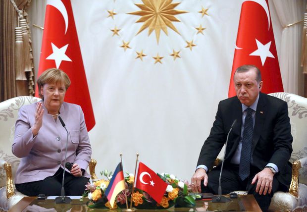 A chanceler alem, Angela Merkel, e o presidente turco, Recep Tayyip Erdogan, em reunio nesta quinta