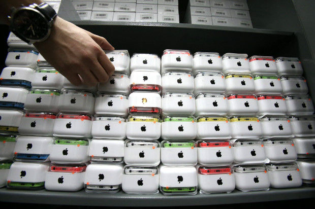 Vendedor organiza caixas de iPhone em Moscou; sanes  Rssia afetavam venda de eletrnicos