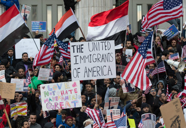 People rally with flags at Brooklyn Borough Hall as Yemeni bodega and grocery-stores shut down to protest US President Donald Trump's Executive Order banning immigrants and refugees from seven Muslim-majority countries, including Yemen, on February 2, 2017 in New York. / AFP PHOTO / Bryan R. Smith