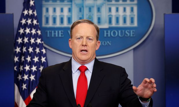 O porta-voz da Casa Branca, Sean Spicer, fala a reprteres nesta sexta-feira (3)