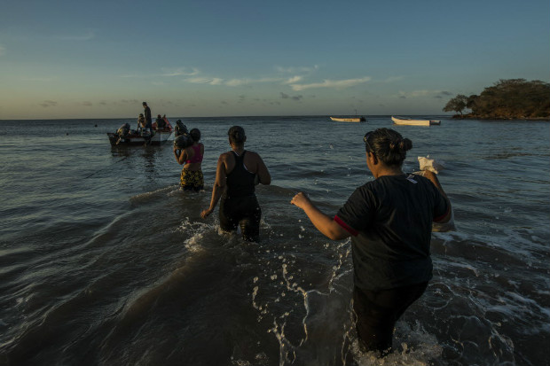 Grupo de emigrantes venezuelanos deixa o pas rumo  ilha caribenha de Curaao fugindo da crise