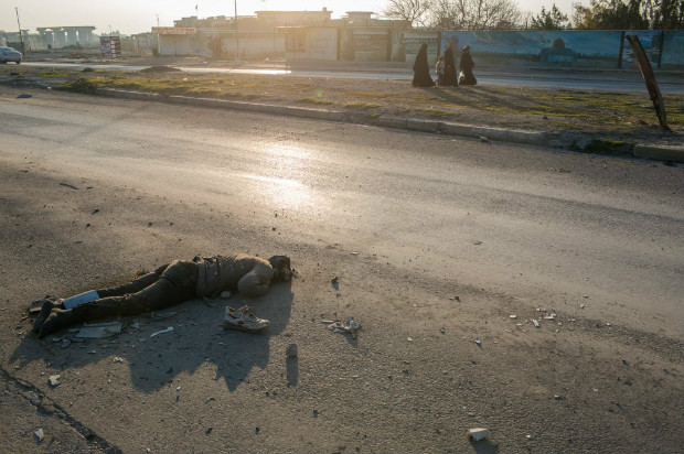 Corpo atirado em estrada de Mossul; cerca de 3.000 pessoas morreram na batalha para retomar cidade