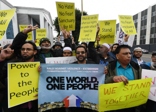Membros da comunidade islâmica protestam contra o veto a imigrantes em Los Angeles nesta sexta (3)