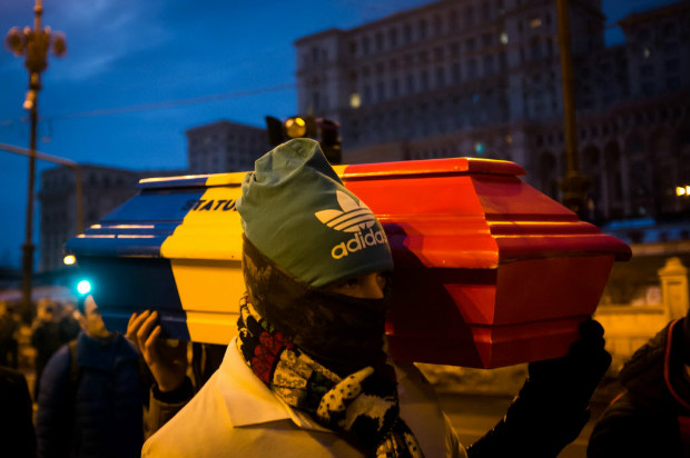 Manifestante carrega caixo em protesto contra decreto de corrupo em Bucareste, na Romnia
