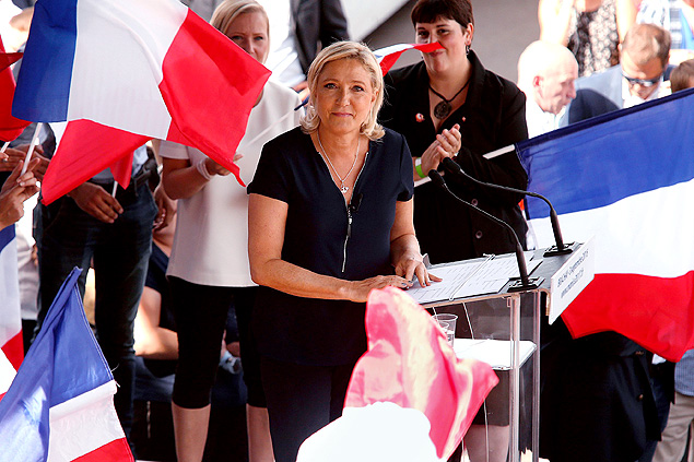 A candidata da extrema direita  Presidncia da Frana, Marine Le Pen, discursa em Brachay em 2016
