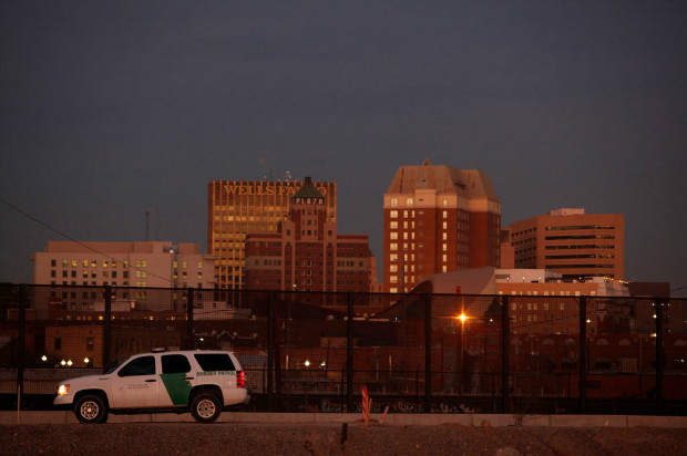 Carro da Patrulha de Fronteira dos EUA passa ao lado de grade que separa Ciudad Jurez de El Paso
