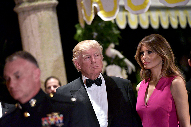 Donald Trump chega com a primeira-dama, Melania, ao baile de gala da Cruz Vermelha, na Flrida