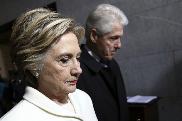 O ex-presidente Bill Clinton e a ex-secretria de Estado Hillary Clinton participam da posse de Trump
