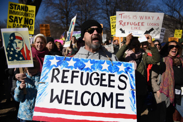 (170204) -- WASHINGTON D.C., febrero 4, 2017 (Xinhua) -- Un hombre sostiene una pancarta durante una protesta en contra de la orden ejecutiva del presidente estadounidense, Donald Trump, de restringir la entrada a su pas a refugiados y ciudadanos de siete pases de mayora musulmana, frente a la Casa Blanca en Washington D.C., Estados Unidos de Amrica, el 4 de febrero de 2017. El Departamento de Estado de Estados Unidos de Amrica revirti la revocacin de visas para los extranjeros bajo un veto de viaje que fue suspendido el viernes por un juez federal. La accin se da luego de que un juez federal, James Robart, en Seattle, estado de Washington, fall el viernes que la orden ejecutiva del presidente Donald Trump sobre el veto de viaje sera suspendida en todo el pas con efecto inmediato. (Xinhua/Yin Bogu) (ma) (fnc)