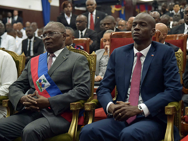 Haitian President Jocelerme Privert(L) and Haitian President-elect Jovenel Moise(R) attend his Inauguration, at the Haitian Parliament in Port-au-Prince, on February 7, 2017. / AFP PHOTO / HECTOR RETAMAL ORG XMIT: HR1606