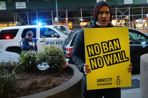 Manifestante protesta em frente  sede do Departamento de Segurana Domstica em Nova York