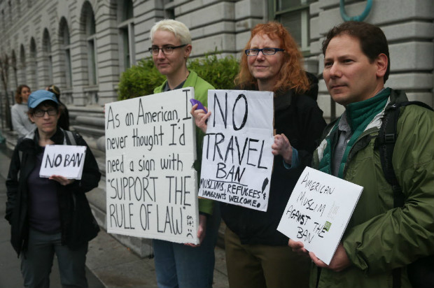 Críticos do decreto anti-imigração do presidente Donald Trump protestam em São Francisco, em 7 de fevereiro de 2017.
