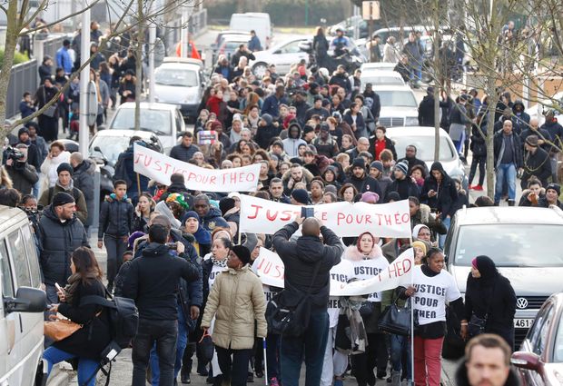Protesto pede "justia por Theo" na periferia de Paris no dia 6; jovem foi estuprado por policial
