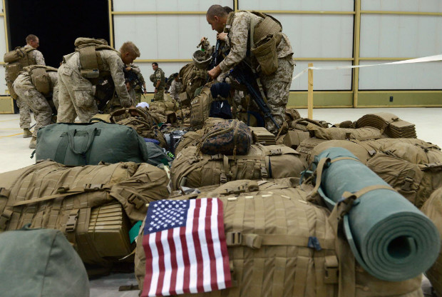 Militares dos EUA arrumam equipamentos ao chegar a Candahar, no Afeganisto, em outubro de 2014