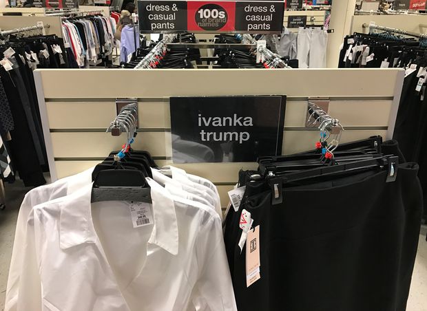 Blusas e calas da linha de roupas de Ivanka Trump em loja de Toronto, no Canad