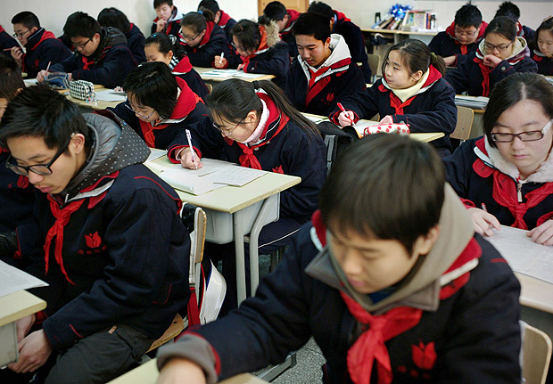 Jovens chineses durante aula na escola Jing'an, em Xangai (China). *** TO GO WITH Lifestyle-China-education-OECD-test,FEATURE by D'Arcy Doran In this picture taken on January 11, 2011 students attend class at the Jing'an Education College Affiliated School in Shanghai. Students at Jing'an Education College Affiliated School were among the 500 Shanghai students who outperformed the rest of the world in reading, science and mathematics in an Organisation for Economic Cooperation and Development study released in December 2010. AFP PHOTO / Philippe Lopez