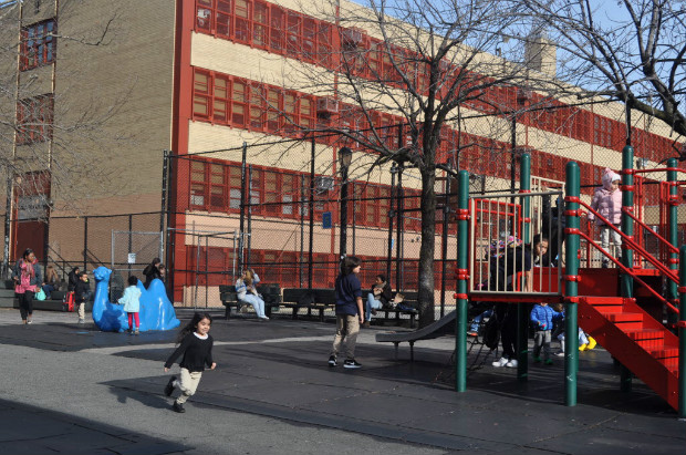 A escola PS 145, em Nova York,  uma das que apoiam famlias de imigrantes nos Estados Unidos