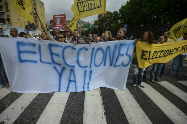 Opositores a Nicols Maduro pedem novas eleies regionais na quinta (9), antes do novo adiamento