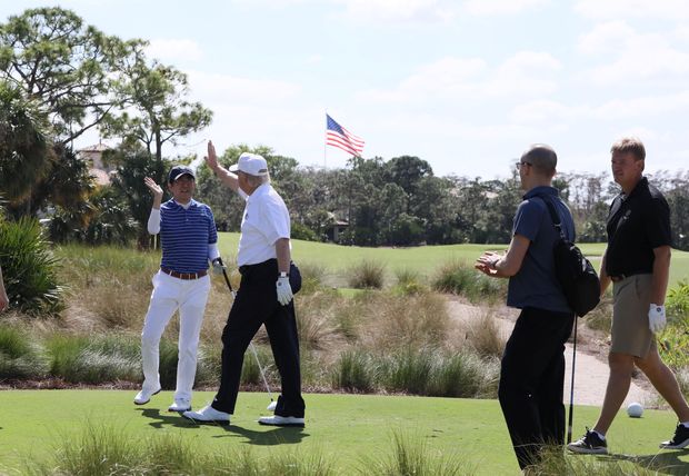 O premi japons, Shinzo Abe, joga golfe com o presidente dos EUA, Donald Trump, na Flrida