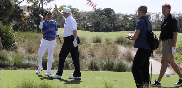 O premi japons, Shinzo Abe, joga golfe com o presidente dos EUA, Donald Trump, na Flrida