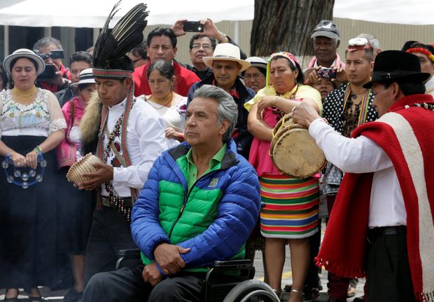 O presidencivel governista Lenn Moreno (centro) participa de evento com apoiadores em Quito