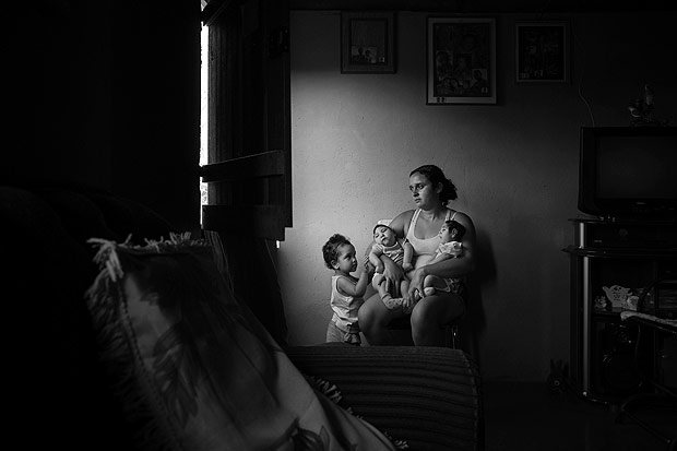 Raquel de Araujo, 28, e as filhas gmeas Helo (dir.) e Helosa (esq.), ambas com microcefalia