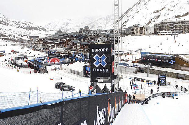 FILE PHOTO - A general view of the alpine ski resort in Tignes, France, March 15, 2011. REUTERS/Benoit Tessier/File Photo ORG XMIT: XGAM100