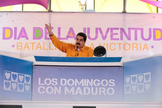O presidente da Venezuela, Nicols Maduro, fala em seu programa matinal na TV estatal no domingo (12)