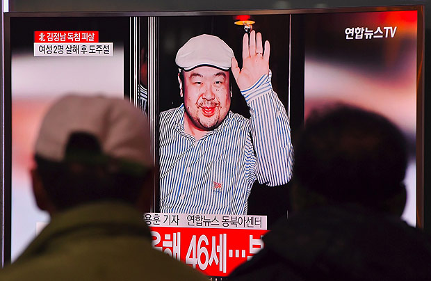 Pessoas assistem em Seul  notcia sobre morte de Kim Jong-nam, irmo do ditador norte-coreano