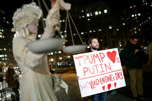 Manifestante carrega cartaz em que brinca com a relao entre Trump e Putin no Dia dos Namorados
