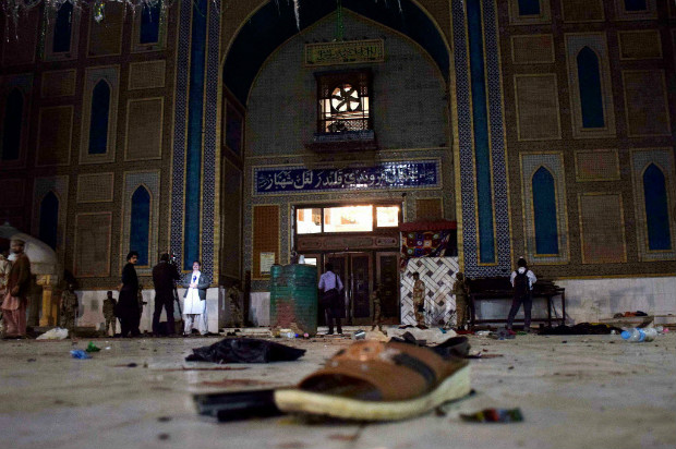 Soldados paquistaneses cercam o santurio sufista de Lal Shahbaz Qalandar aps ataque suicida