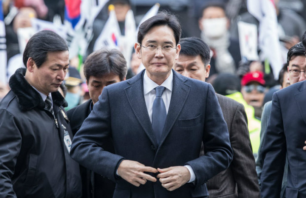O vice-presidente da Samsung Electronics, Lee Jae-yong, chega a tribunal de Seul para depor na quinta