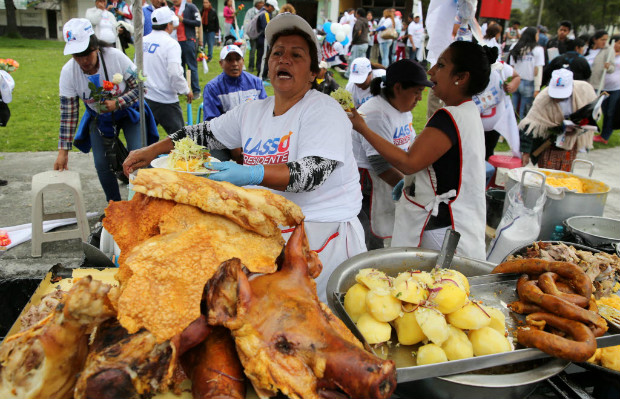 Ambulantes vendem comida em comcio de Guillermo Lasso; informalidade na economia chega a 39%