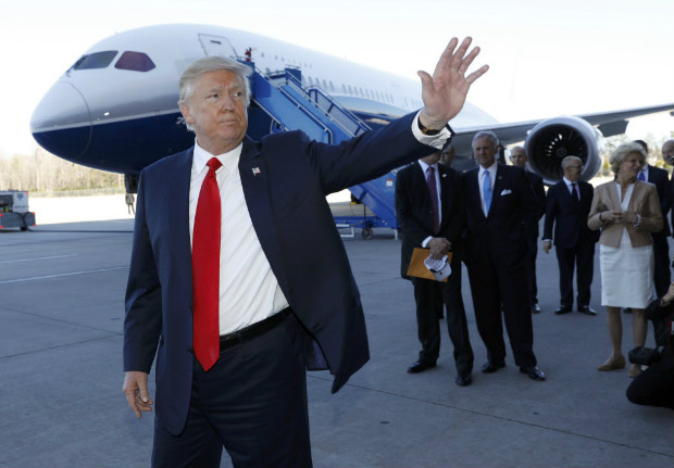 O presidente dos EUA, Donald Trump, acena para o pblico aps discursar na fbrica da Boeing
