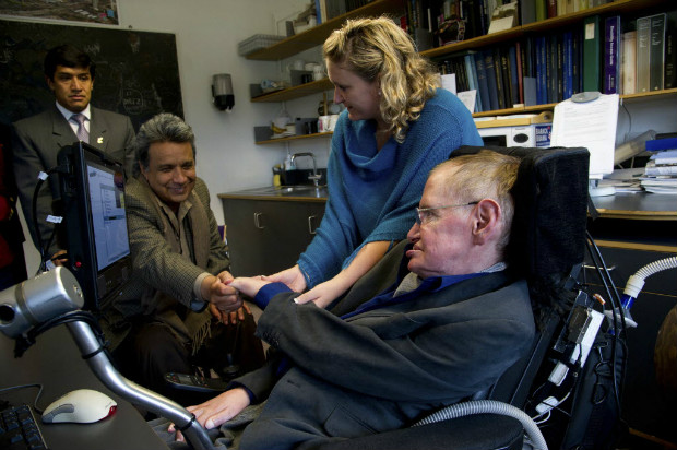 Lenn Moreno visita o fsico britnico Stephen Hawking enquanto era vice-presidente em 2012