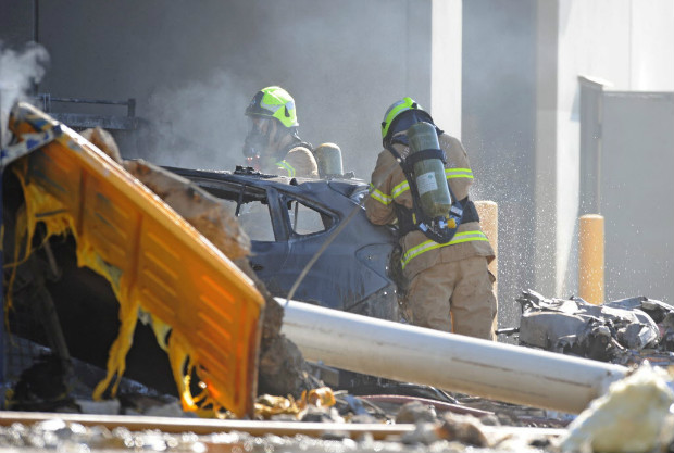 Equipes de resgate vasculham os escombros do shopping atingido por um avio em Melbourne