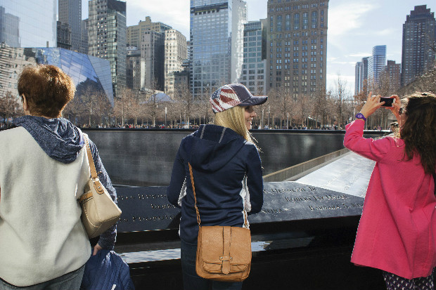 Turistas tiram fotos ao lado do Memorial do 11 de Setembro, em Nova York, em fevereiro de 2017