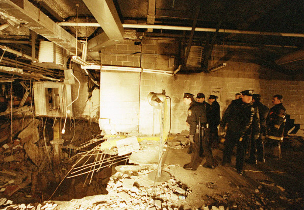 Policiais e bombeiros fazem percia na cratera formada pela exploso no World Trade Center em 1993