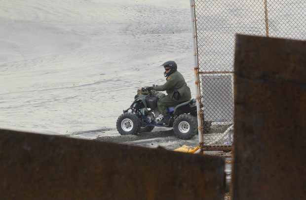 Agente da Patrulha de Fronteira dos EUA  visto patrulhando com quadriciclo a diviso com o Mxico
