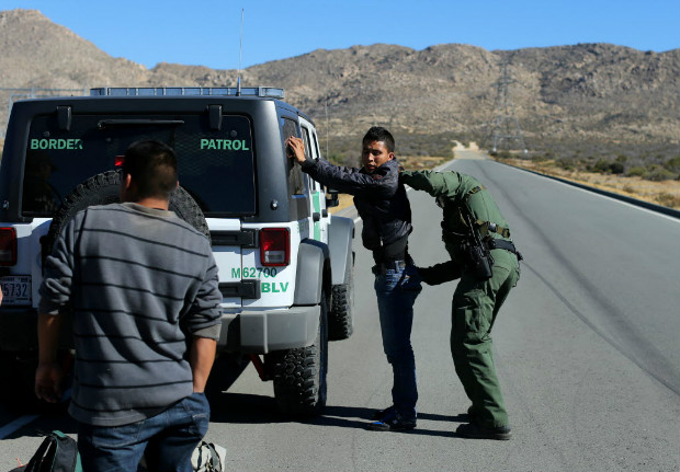 Agentes da Patrulha de Fronteira dos EUA prendem homem que pulou a cerca da diviso com o Mxico