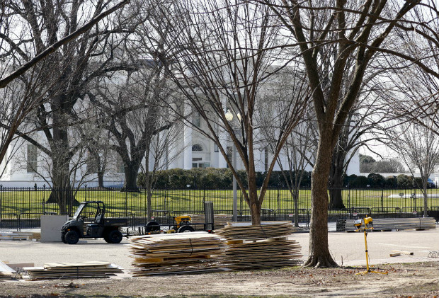 Operrios retiram parte das instalaes provisrias da posse de Trump em frente  Casa Branca