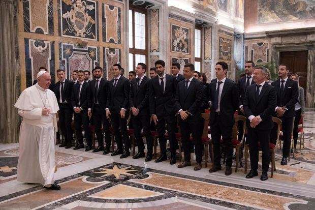 O papa Francisco chega para audi�ncia com jogadores do time espanhol Villarreal no Vaticano, nesta quinta (23)