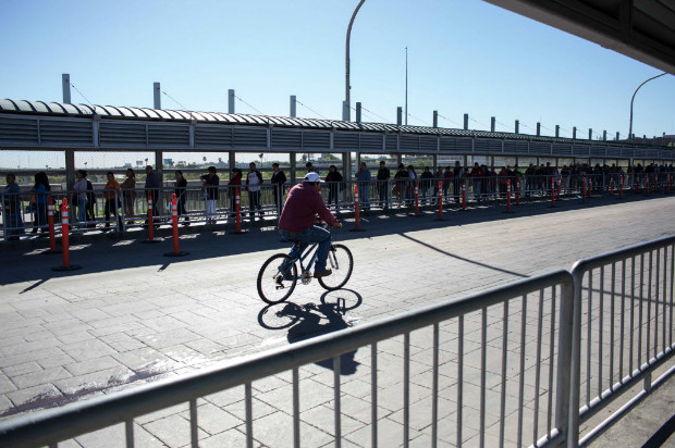 Pessoas que tentam ir aos EUA fazem fila na ponte entre a mexicana Nuevo Laredo e Laredo, Texas