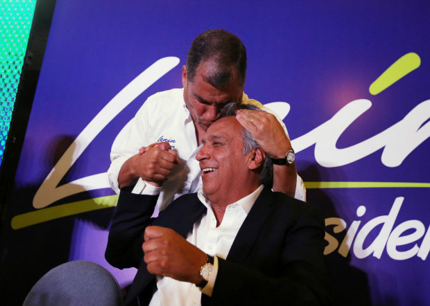 O presidente do Equador, Rafael Correa beija o candidato de seu partido  sucesso, Lenn Moreno