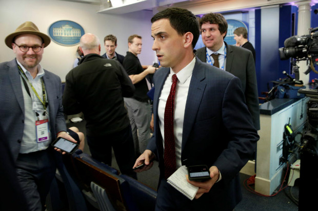 Jornalistas deixam a sala de imprensa da Casa Branca aps o governo barrar reprteres crticos