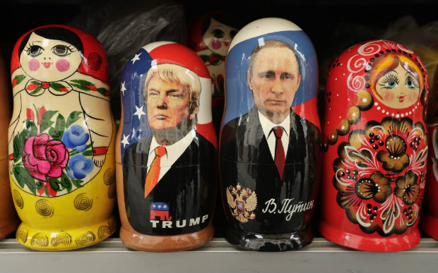 Matrioskas retratando Vladimir Putin e Donald Trump são vistas em loja de São Petersburgo, na Rússia