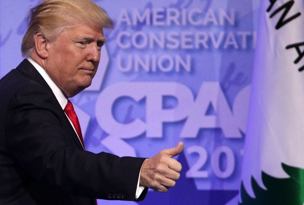 O presidente Donald Trump acena para apoiadores após discurso em conferência conservadora