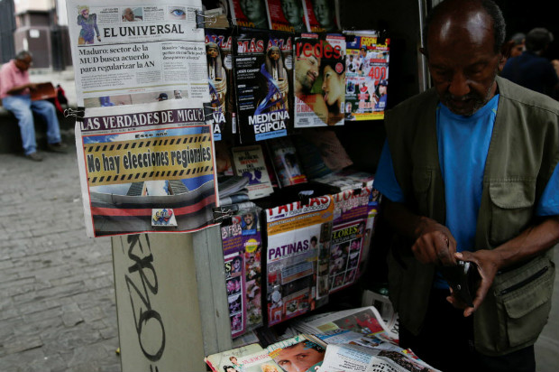 Banca de Caracas exibe capas de jornais venezuelanos em 6 de fevereiro
